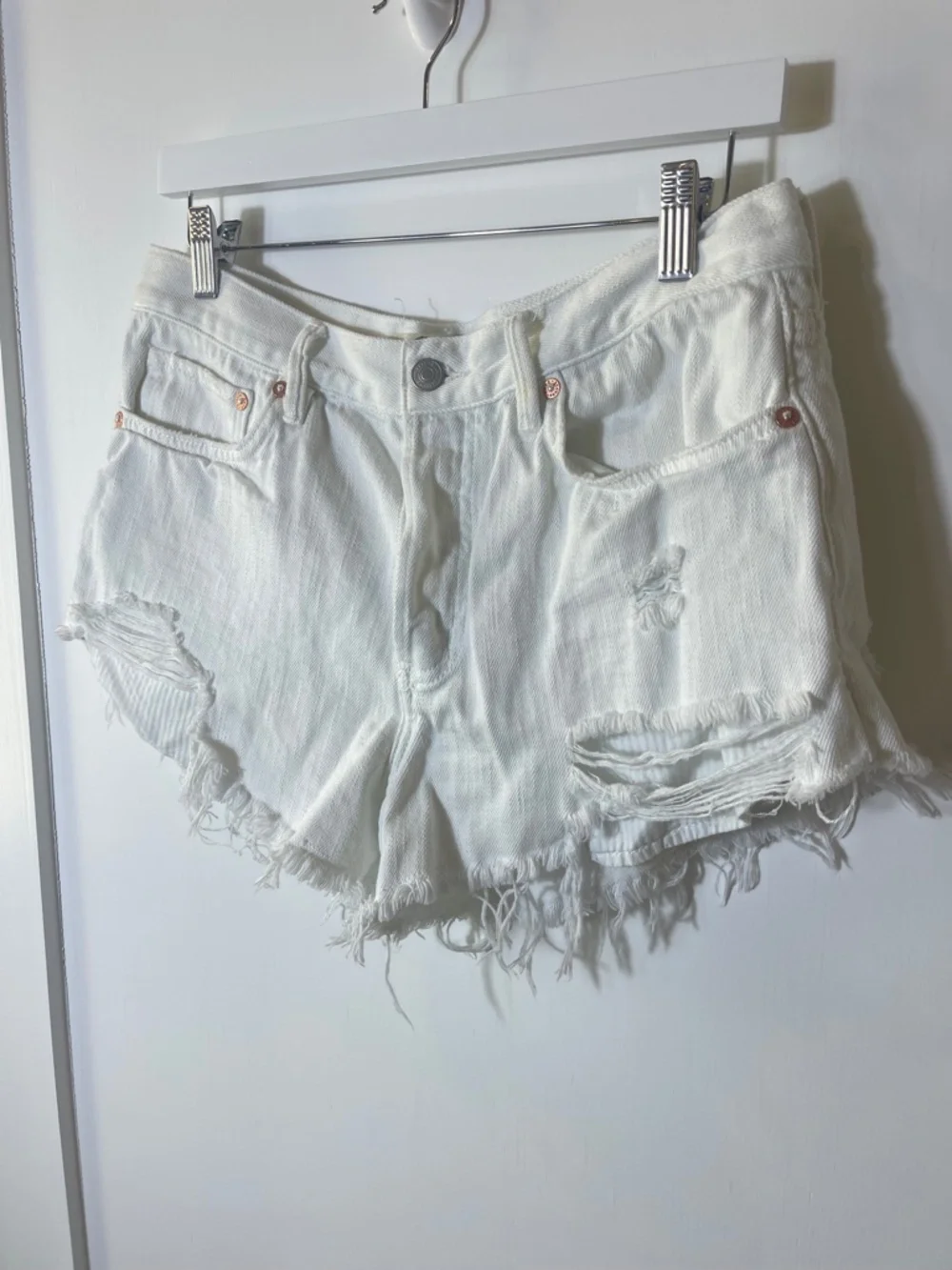 FP We The Free Loving Good Vibrations White Denim Cut Off Distressed Short Sz 28